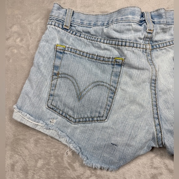 Vintage Levi’s Boyfriend 100% Cotton Worn In Light Blue Denim Shorts Size 5 - Picture 2 of 16